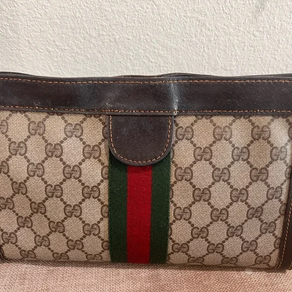 Authentic Gucci Brown Monogram Canvas Clutch with Green and Red Web Stripe - Picture 2 of 7